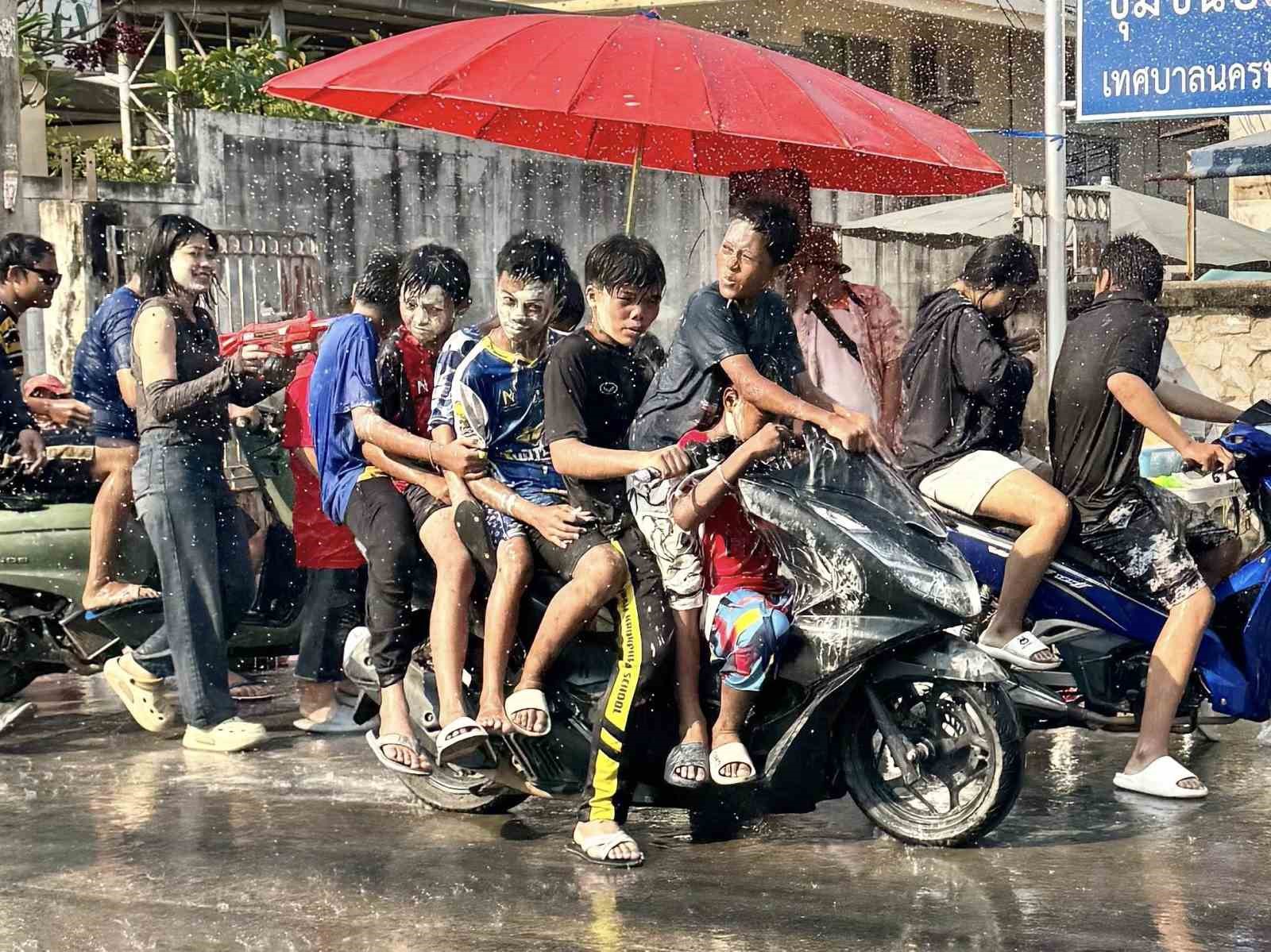 Tayland’ın en büyük bayramı Songkran Su Festivali başladı 8 taylandin en buyuk bayrami songkran su festivali basladi 4