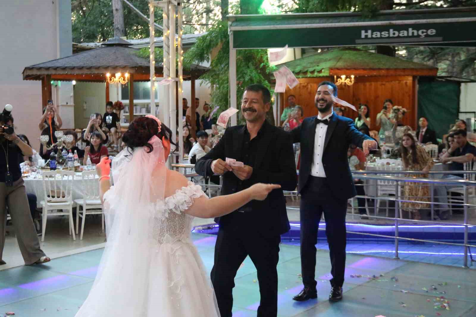 Tayvanlı eşi ile İrlanda’da başlayan aşkı Eskişehir’de çiftetelli oynadıkları düğünle taçlandı 14 tayvanli esi ile irlandada baslayan aski eskisehirde ciftetelli oynadiklari dugunle taclandi 10 bb9X4cdq