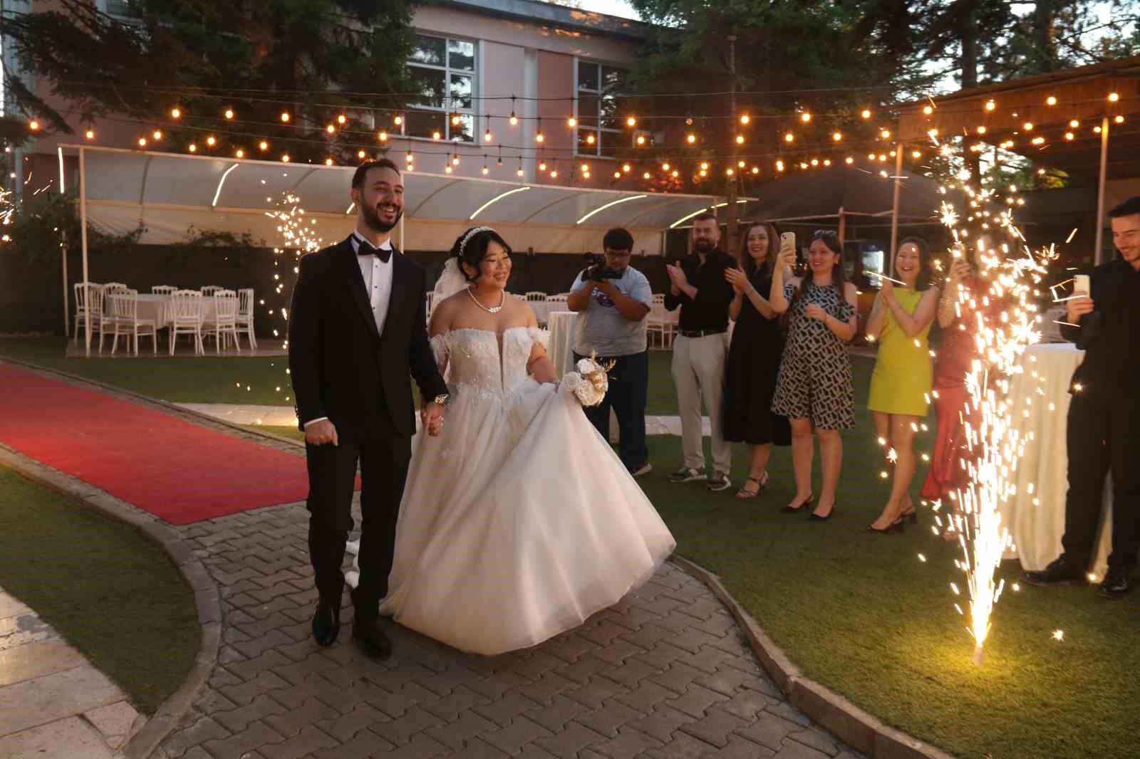 Tayvanlı eşi ile İrlanda’da başlayan aşkı Eskişehir’de çiftetelli oynadıkları düğünle taçlandı 10 tayvanli esi ile irlandada baslayan aski eskisehirde ciftetelli oynadiklari dugunle taclandi 6 HeMNnhS3