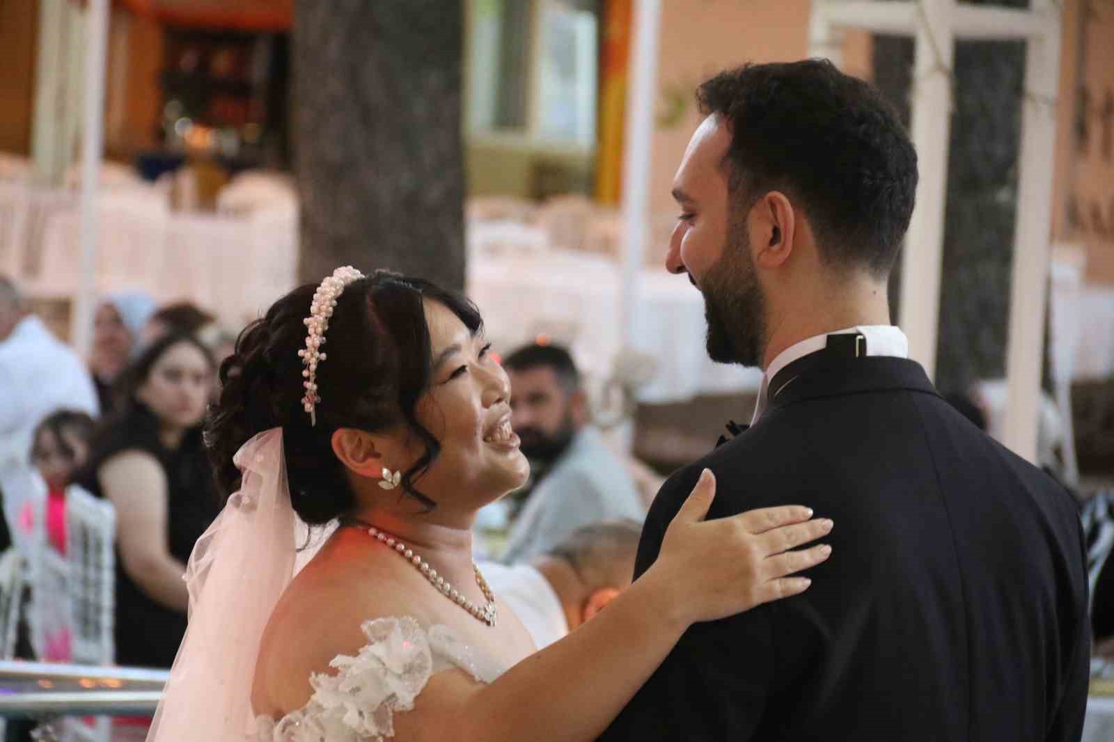 Tayvanlı eşi ile İrlanda’da başlayan aşkı Eskişehir’de çiftetelli oynadıkları düğünle taçlandı 12 tayvanli esi ile irlandada baslayan aski eskisehirde ciftetelli oynadiklari dugunle taclandi 8 ycSj3Tci