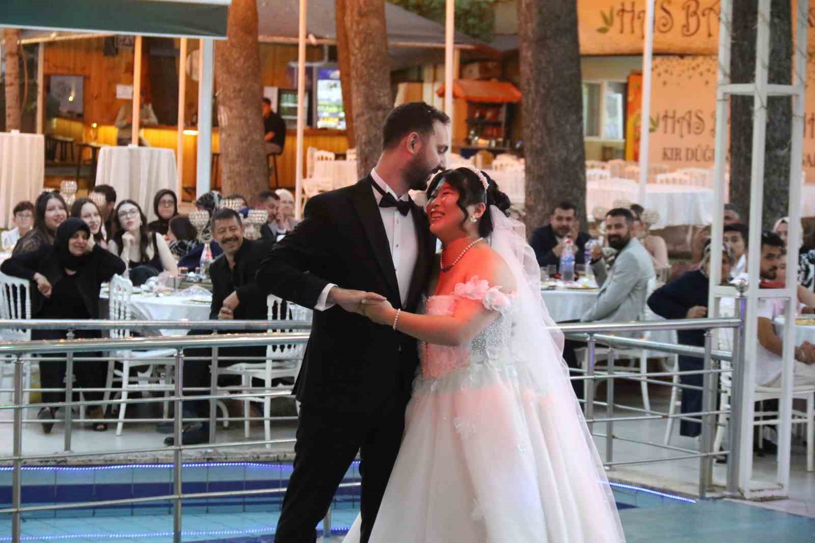 Tayvanlı eşi ile İrlanda’da başlayan aşkı Eskişehir’de çiftetelli oynadıkları düğünle taçlandı 13 tayvanli esi ile irlandada baslayan aski eskisehirde ciftetelli oynadiklari dugunle taclandi 9 N6Umvdv6