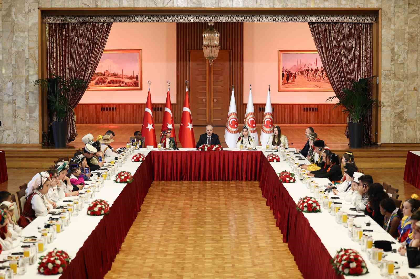 TBMM Başkanı Kurtulmuş 26 ülkeden gelen dünya çocuklarını TBMM Tören Salonu’nda kabul etti 4 tbmm baskani kurtulmus 26 ulkeden gelen dunya cocuklarini tbmm toren salonunda kabul etti 0 4sHqbe2V