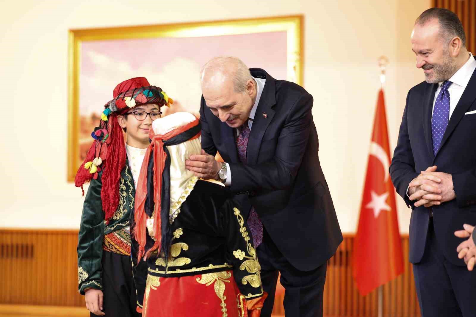 TBMM Başkanı Kurtulmuş 26 ülkeden gelen dünya çocuklarını TBMM Tören Salonu’nda kabul etti 5 tbmm baskani kurtulmus 26 ulkeden gelen dunya cocuklarini tbmm toren salonunda kabul etti 1 a2FAeKfn