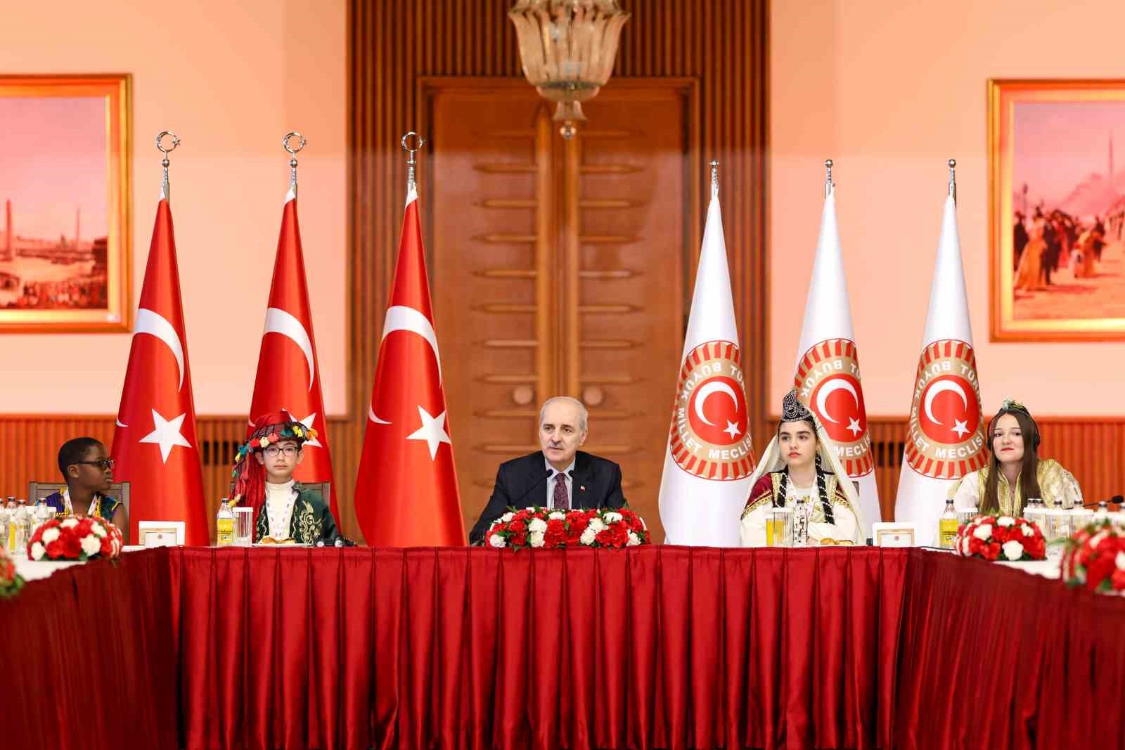 TBMM Başkanı Kurtulmuş 26 ülkeden gelen dünya çocuklarını TBMM Tören Salonu’nda kabul etti 6 tbmm baskani kurtulmus 26 ulkeden gelen dunya cocuklarini tbmm toren salonunda kabul etti 2 AqU4b7lM