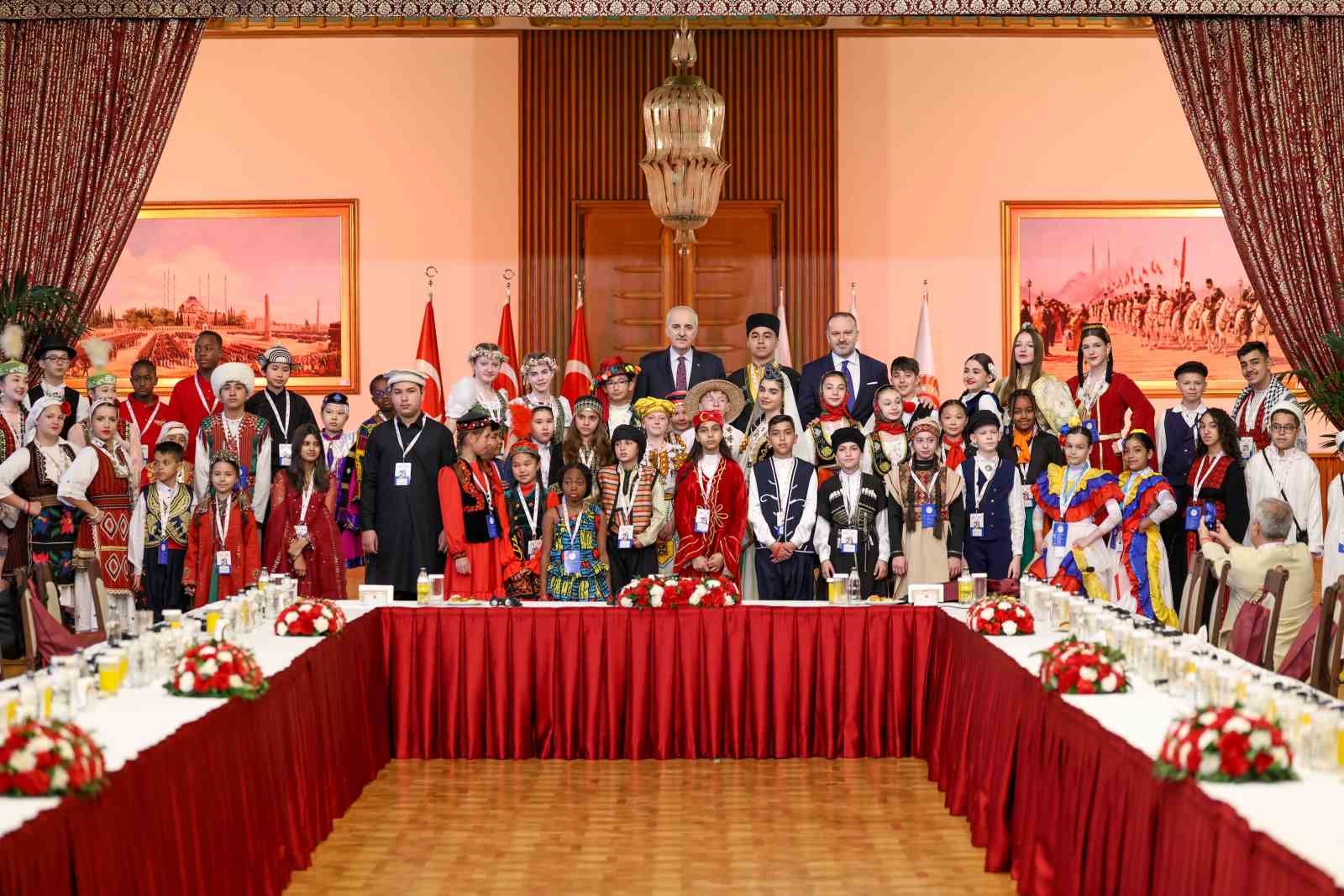 TBMM Başkanı Kurtulmuş 26 ülkeden gelen dünya çocuklarını TBMM Tören Salonu’nda kabul etti 7 tbmm baskani kurtulmus 26 ulkeden gelen dunya cocuklarini tbmm toren salonunda kabul etti 3 g5B8wWyz