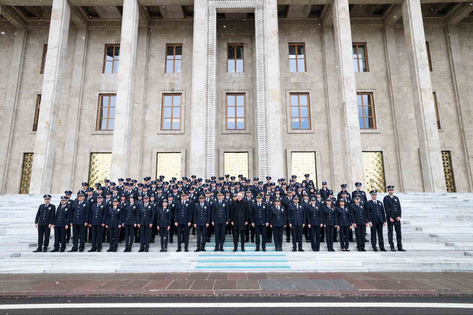 TBMM Başkanı Kurtulmuş, TBMM Koruma Daire Başkanı Çelik ve emniyet mensuplarını kabul etti 5 tbmm baskani kurtulmus tbmm koruma daire baskani celik ve emniyet mensuplarini kabul etti 1 dgMn242W