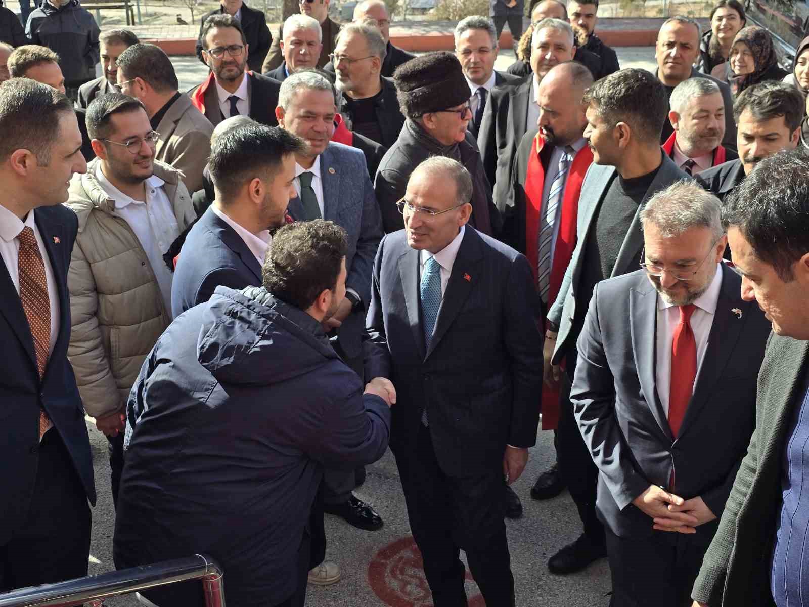 TBMM Başkanvekili Bekir Bozdağ: "1982 Anayasası artık Türkiye’yi taşıyamıyor" 6 tbmm baskanvekili bekir bozdag 1982 anayasasi artik turkiyeyi tasiyamiyor 2 js7n7uYu