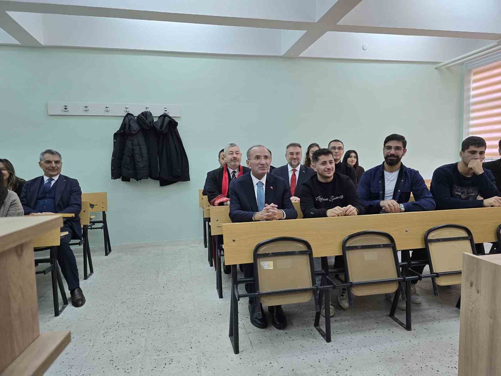 TBMM Başkanvekili Bekir Bozdağ: "1982 Anayasası artık Türkiye’yi taşıyamıyor" 8 tbmm baskanvekili bekir bozdag 1982 anayasasi artik turkiyeyi tasiyamiyor 4 g7y1GItl