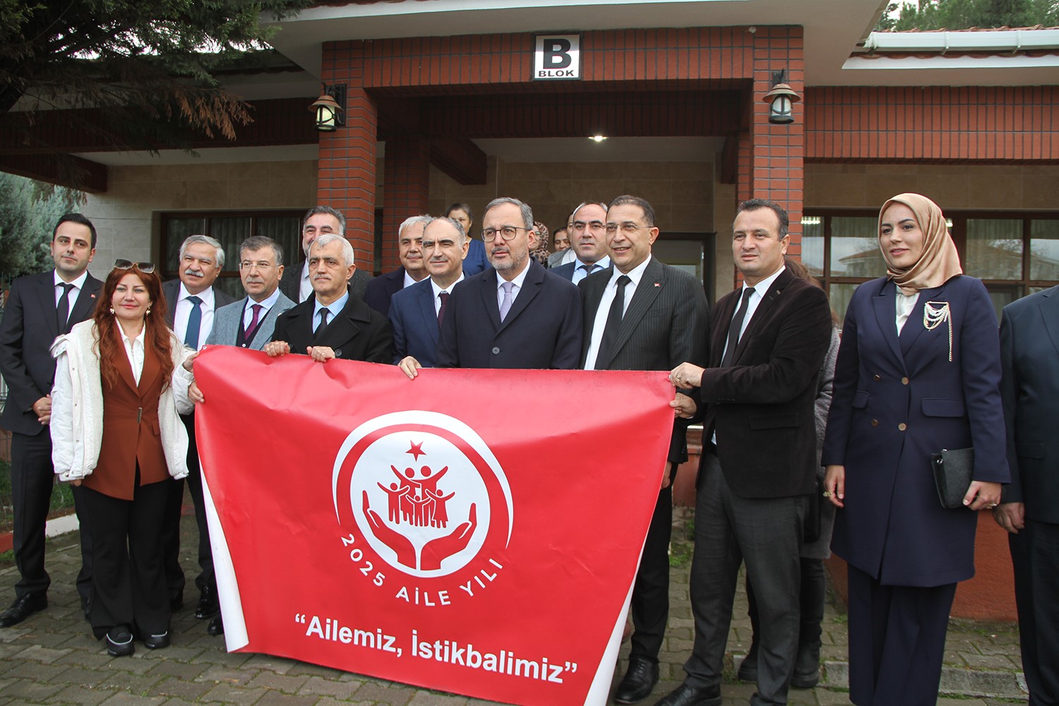 tbmm engelli bireyler komisyonu kula genclik kampinda engelliler ve aileleriyle bulustu 12