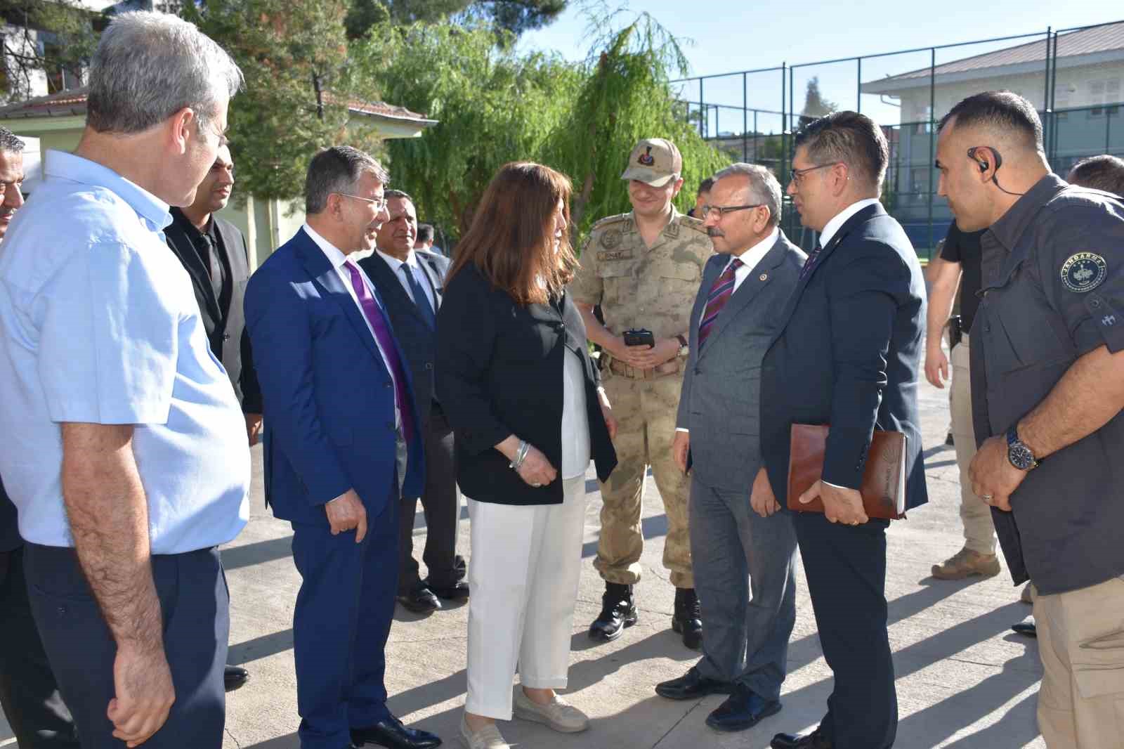 TBMM Komisyonu, saldırının yaşandığı okulu ziyaret ederek yetkililerden bilgi aldı 4 tbmm komisyonu saldirinin yasandigi okulu ziyaret ederek yetkililerden bilgi aldi 0 Oq6Y6rkm