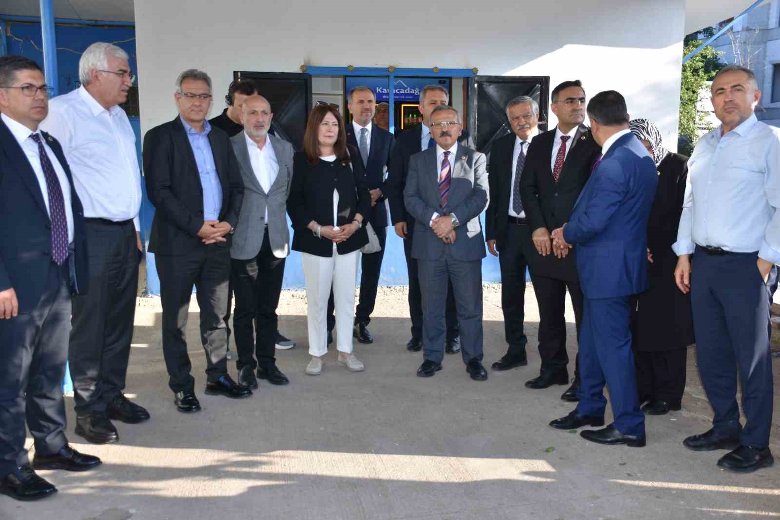TBMM Komisyonu, saldırının yaşandığı okulu ziyaret ederek yetkililerden bilgi aldı 5 tbmm komisyonu saldirinin yasandigi okulu ziyaret ederek yetkililerden bilgi aldi 1 sCWeCuGe