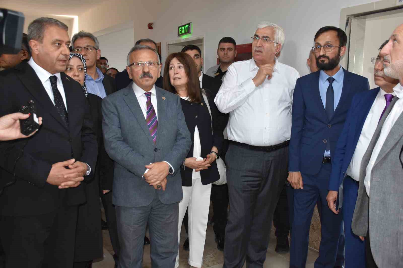 TBMM Komisyonu, saldırının yaşandığı okulu ziyaret ederek yetkililerden bilgi aldı 6 tbmm komisyonu saldirinin yasandigi okulu ziyaret ederek yetkililerden bilgi aldi 2 dlT2YI7z