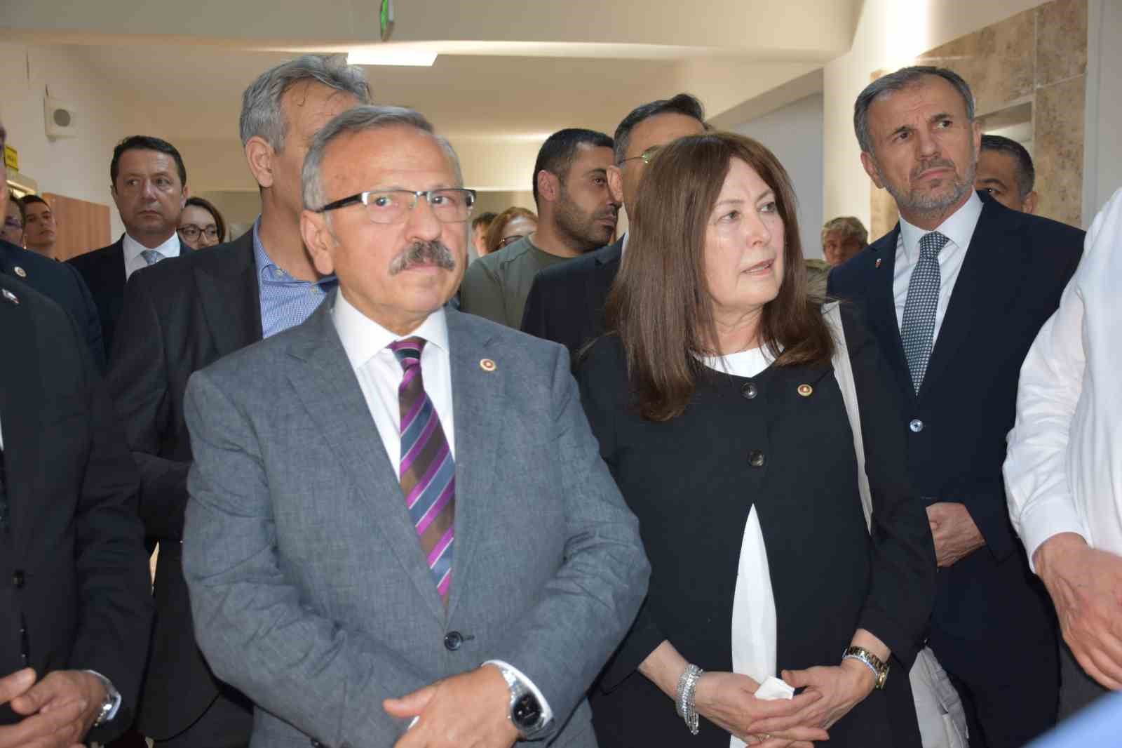 TBMM Komisyonu, saldırının yaşandığı okulu ziyaret ederek yetkililerden bilgi aldı 7 tbmm komisyonu saldirinin yasandigi okulu ziyaret ederek yetkililerden bilgi aldi 3 uOt3Q5J7