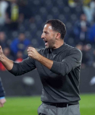 tedesco-galibiyet-sonrasi-tribunleri-turladi-1P7Pficf.jpg