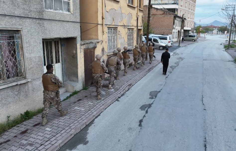 Tefecilere şafak operasyonu: Evden servet çıktı 7 tefecilere safak operasyonu evden servet cikti 3 pwd2AuE8