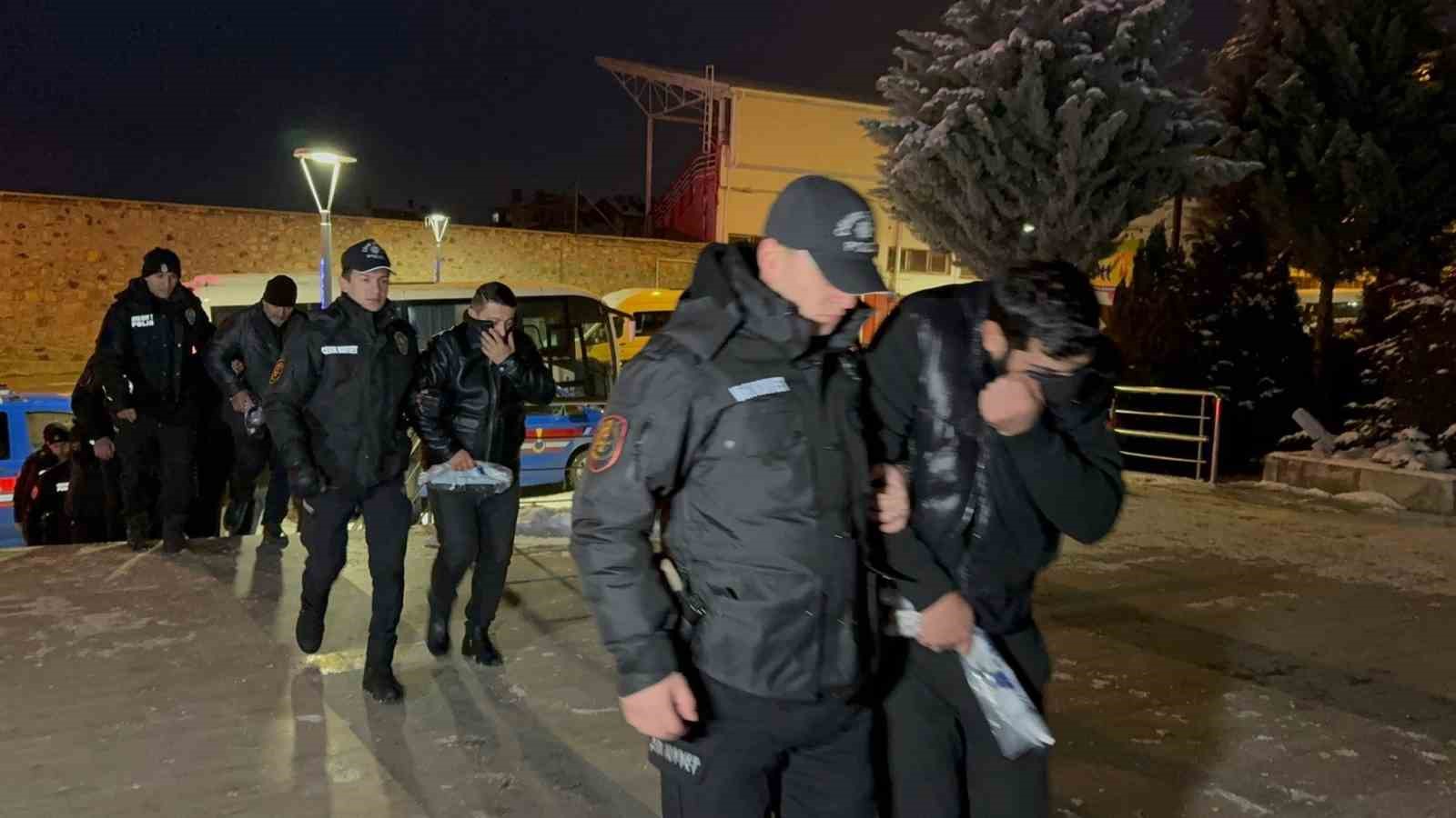 tefecilik operasyonunda gozaltina alinan 68 kisiden 34u adliyeye sevk edildi 1 IZm482FO
