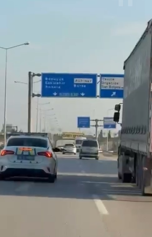 tehlike sacan tir soforunu silah dogrultup durdurdular 1 JH4u5JVC