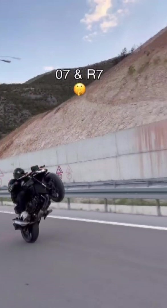 tehlikeli motosiklet kullandigi goruntuleri yemisim kurallarinizi notuyla paylasti geregi yapildi 1 yMwhzzUH