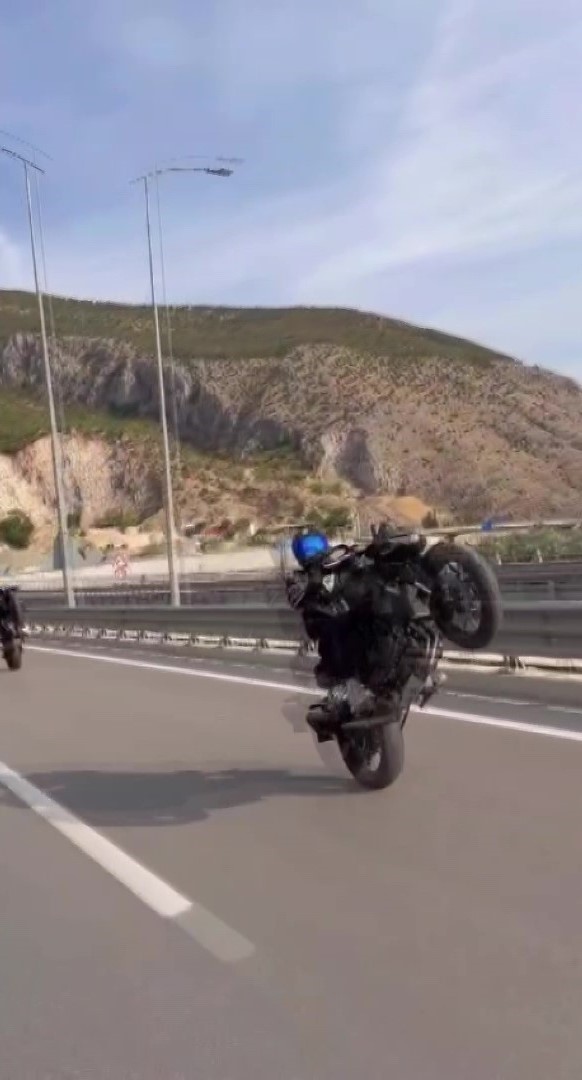 tehlikeli motosiklet kullandigi goruntuleri yemisim kurallarinizi notuyla paylasti geregi yapildi 2 iIdFmW5l