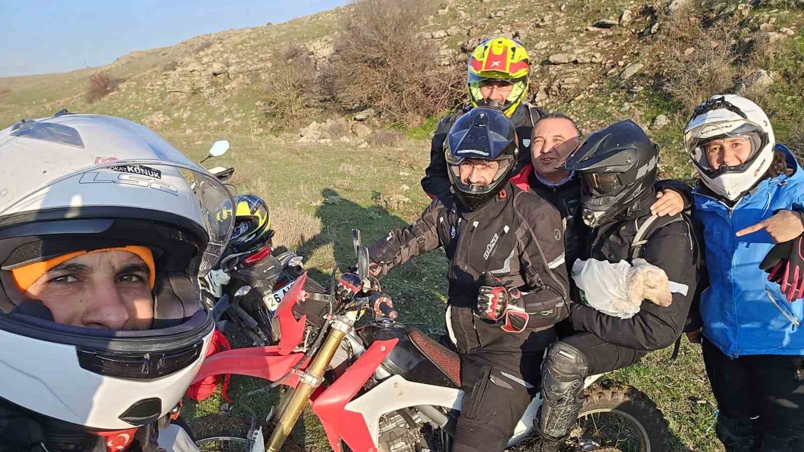 tek basina bulduklari yeni dogmus kuzuyu 3 kilometre otedeki annesi ile kavusturdular 0 rII5Rv3J
