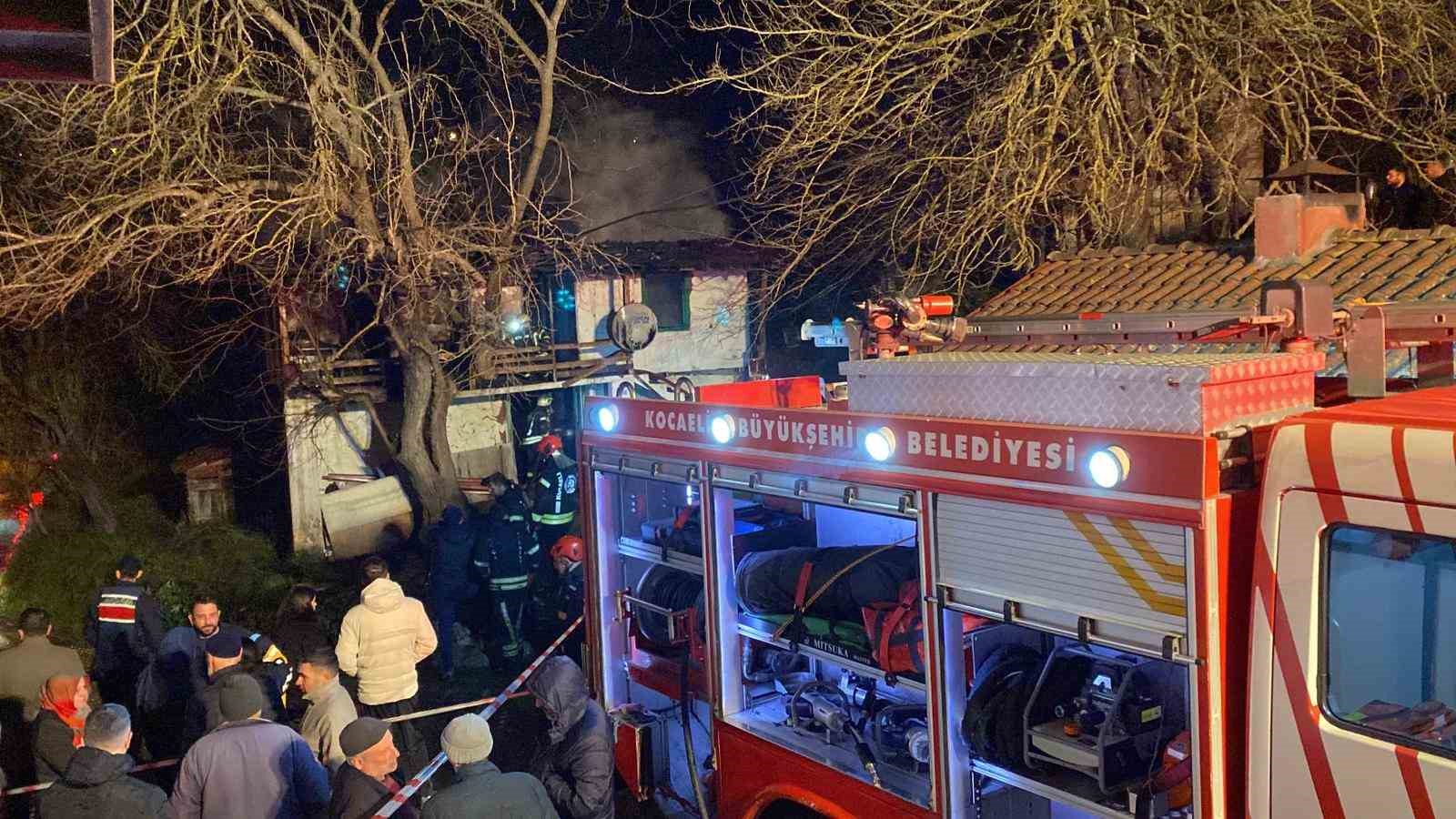 tek basina yasadigi evinde alevlerin arasinda hayatini kaybetti 6