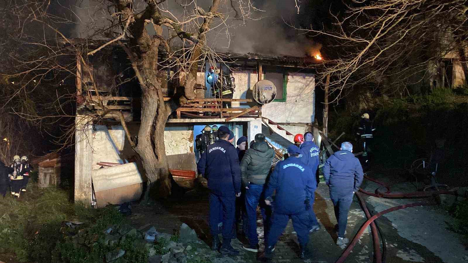 tek basina yasadigi evinde alevlerin arasinda hayatini kaybetti 8 vWEtjppq