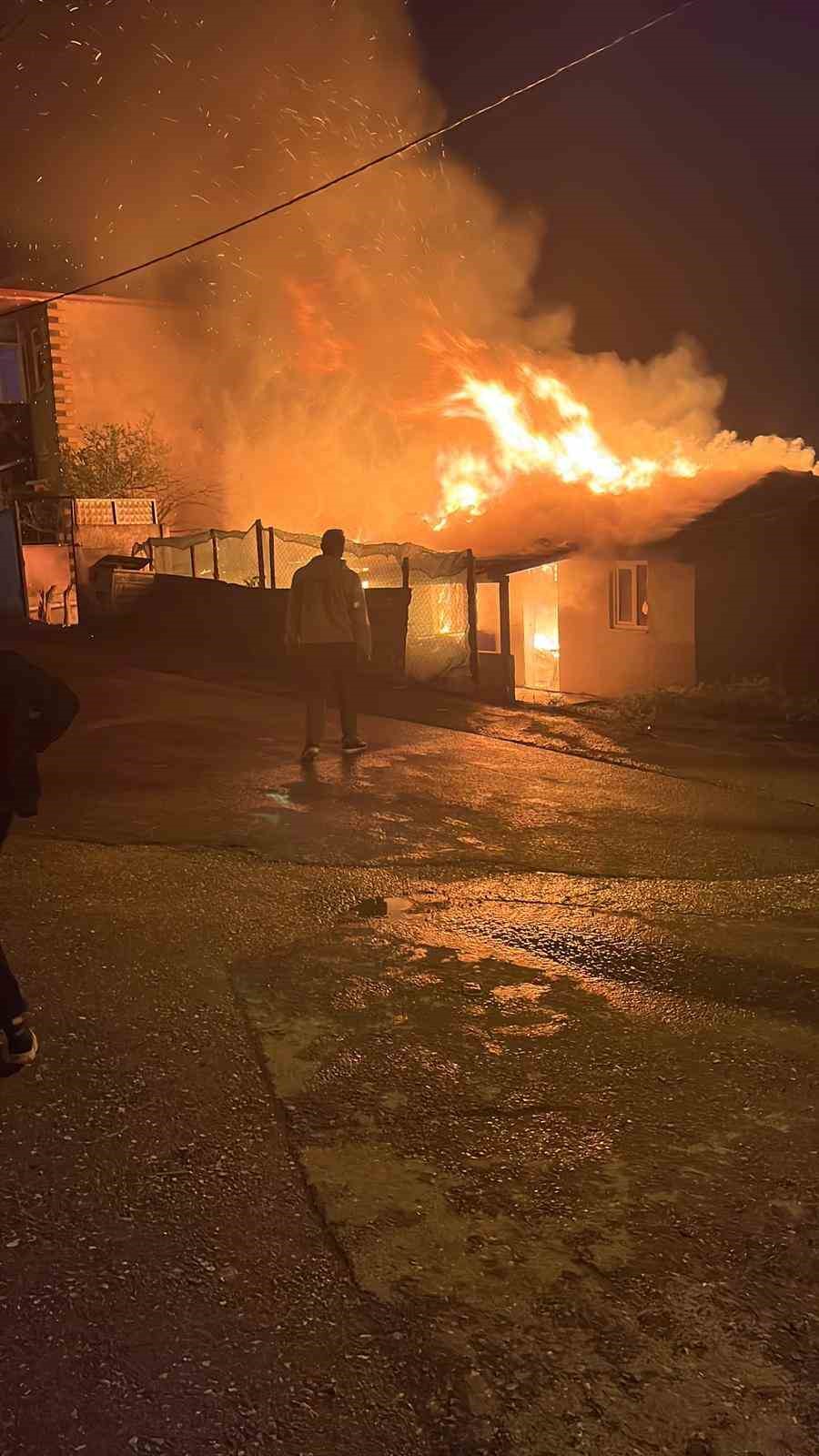 tek katli bina alevlere teslim oldu panik anlari kamerada 4 htSearX8