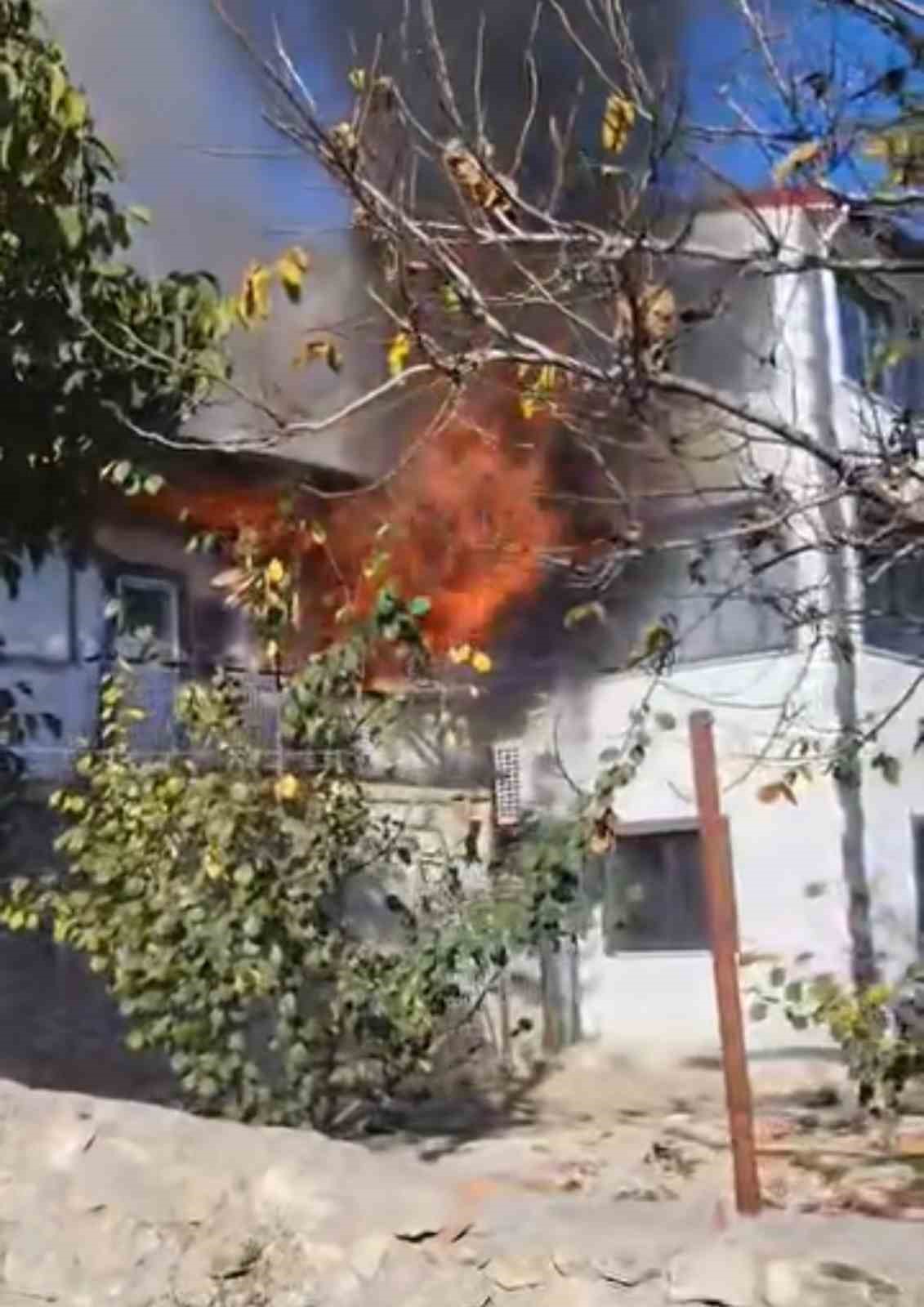 Tek katlı evde çıkan yangın 1 saatte söndürüldü 5 tek katli evde cikan yangin 1 saatte sonduruldu 1 KZLIwLkS