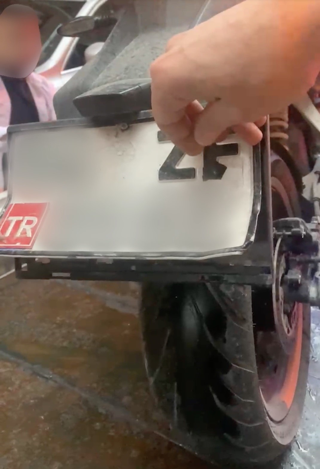 Tek teker üzerinde motosiklet kullanan sürücüye 390 bin TL ceza 5 tek teker uzerinde motosiklet kullanan surucuye 390 bin tl ceza 1 gUR7aKyu