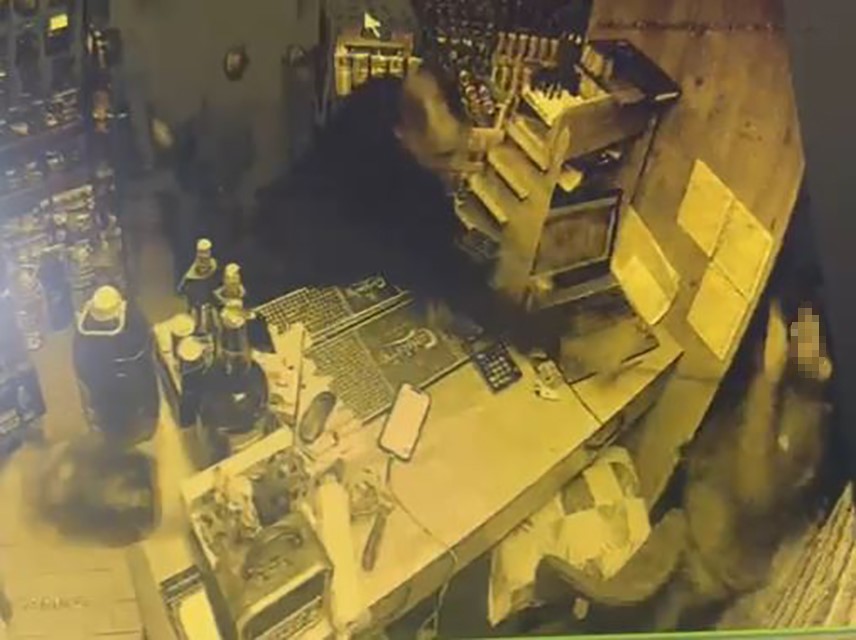 tekel bufeyi basip demir sopalarla darbettiler 1