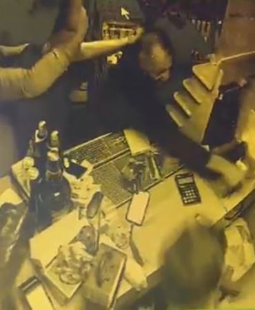 tekel-bufeyi-basip-demir-sopalarla-darbettiler-y9dVAgdF.jpg