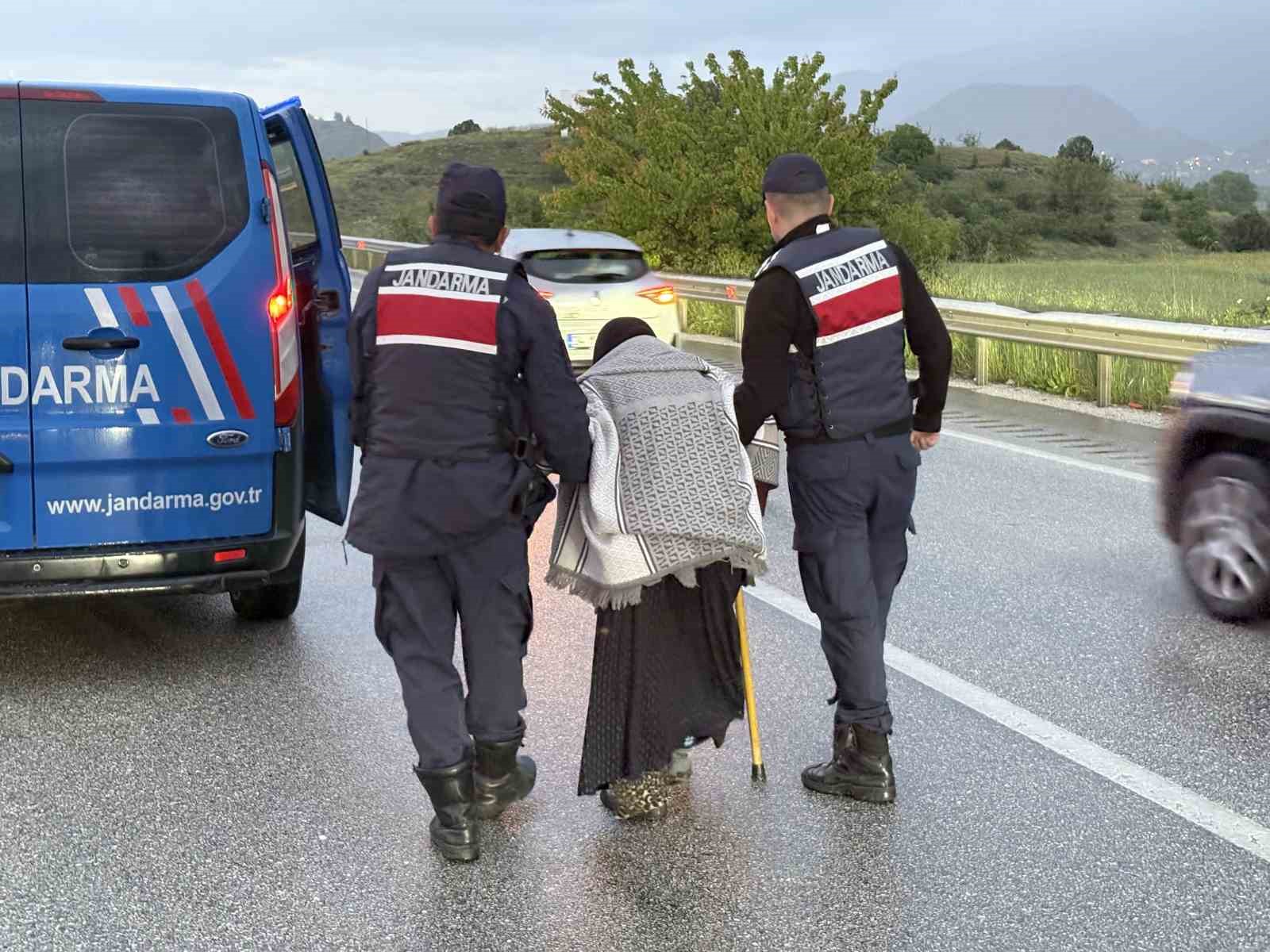 tekeri kopan otomobil refuje carpti 1 yarali 1 Oa98ghZX
