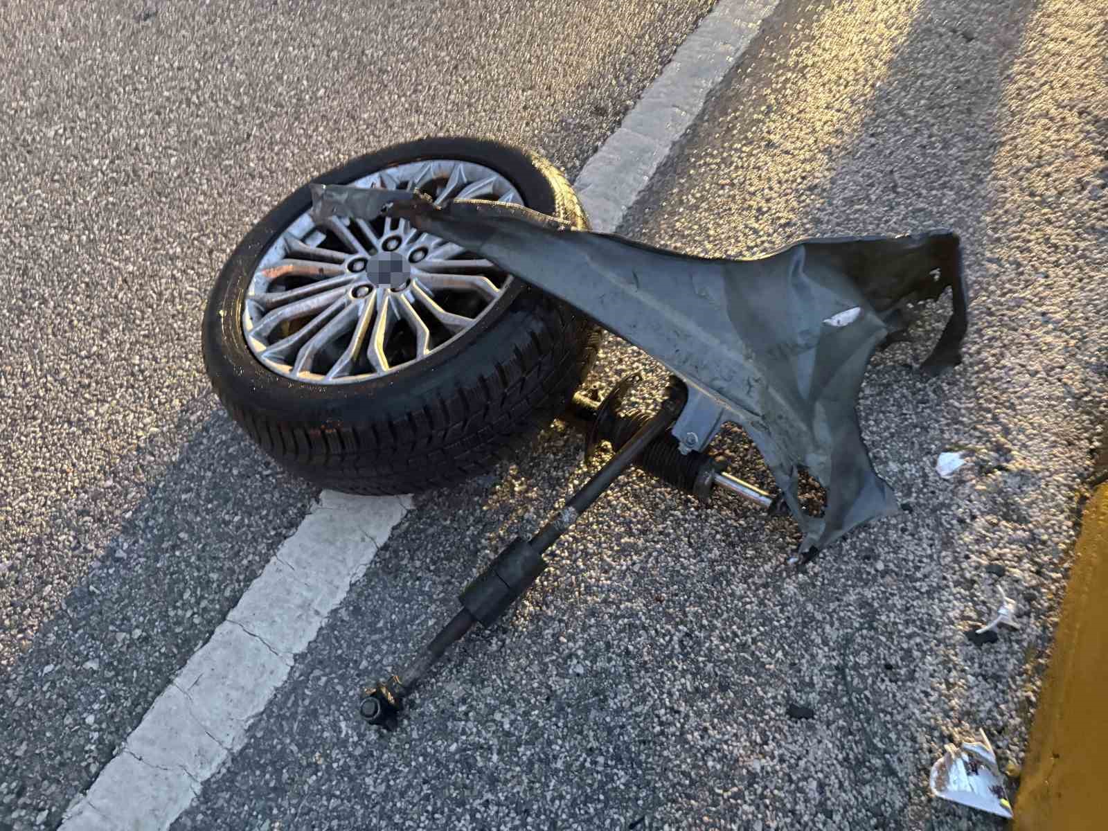 tekeri kopan otomobil refuje carpti 1 yarali 2 z8vduGDN