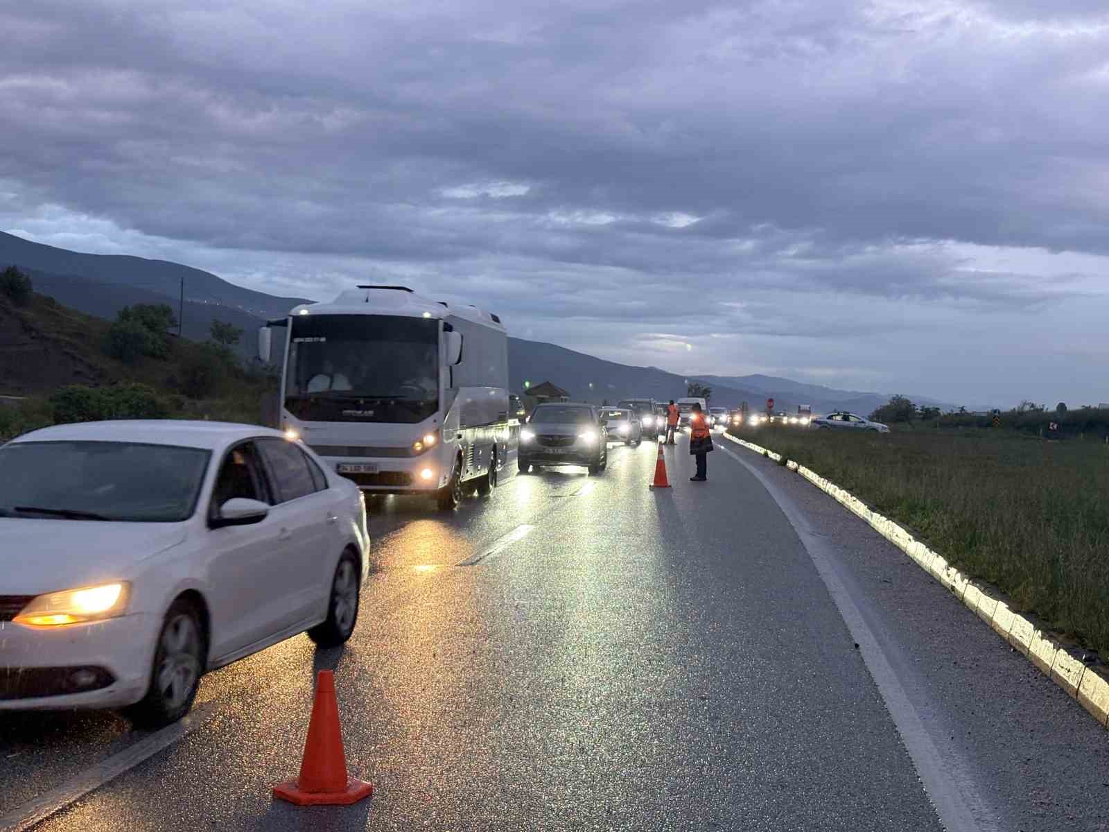 tekeri kopan otomobil refuje carpti 1 yarali 3 IJrA8b5Q
