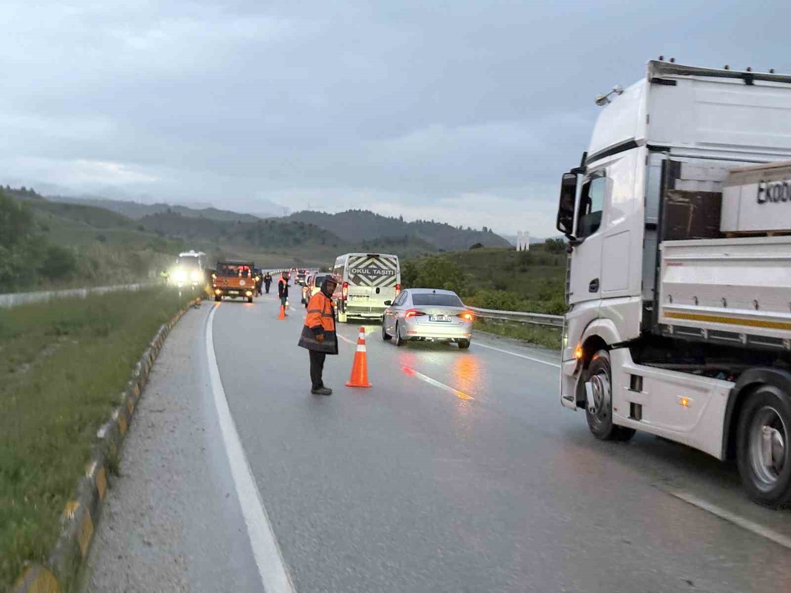 tekeri kopan otomobil refuje carpti 1 yarali 5 fLzfyqDy