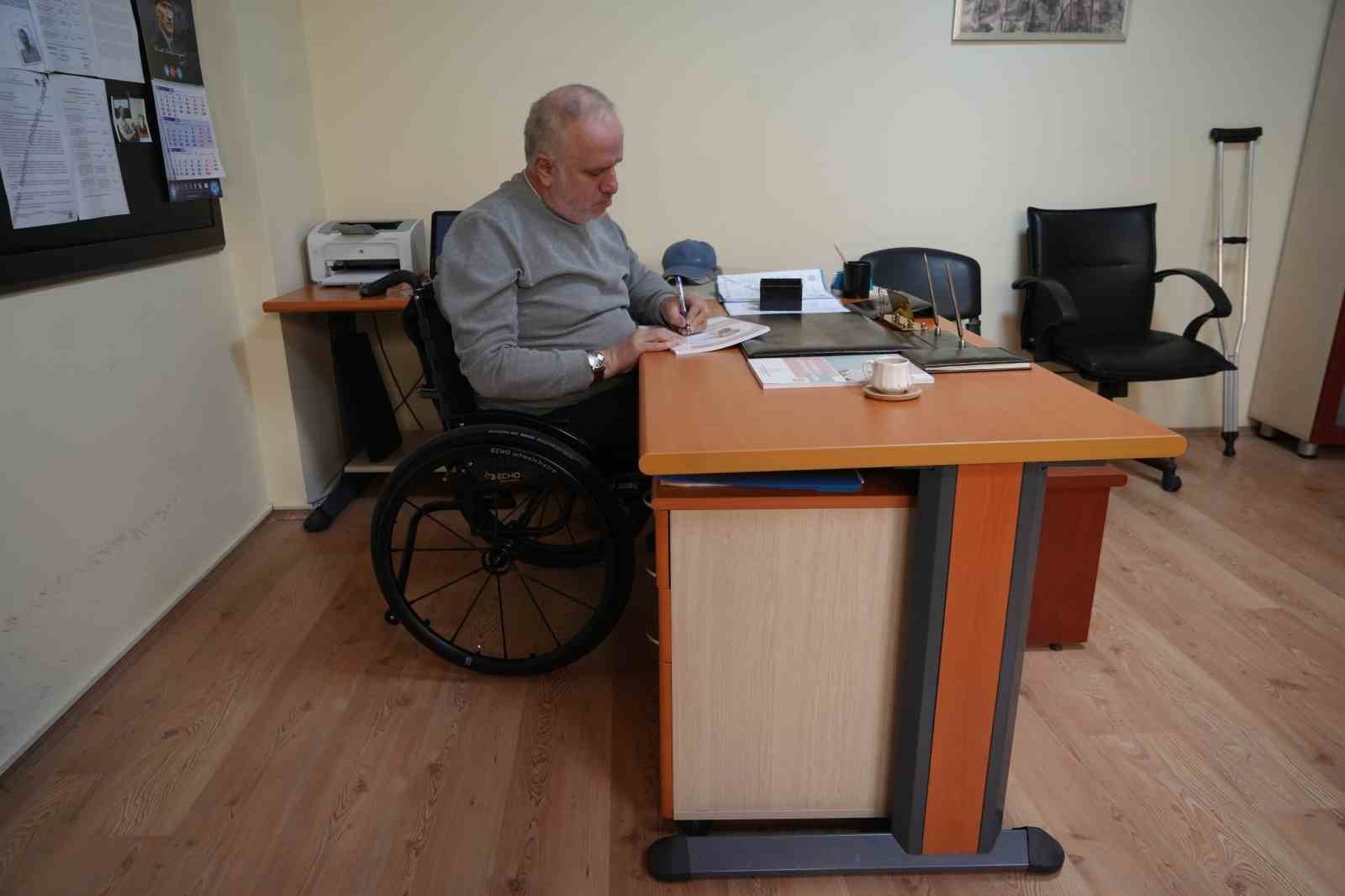 tekerlekli sandalyeli ogretmen ozel ogrencilere rehber oluyor 1 XSgGSHhu