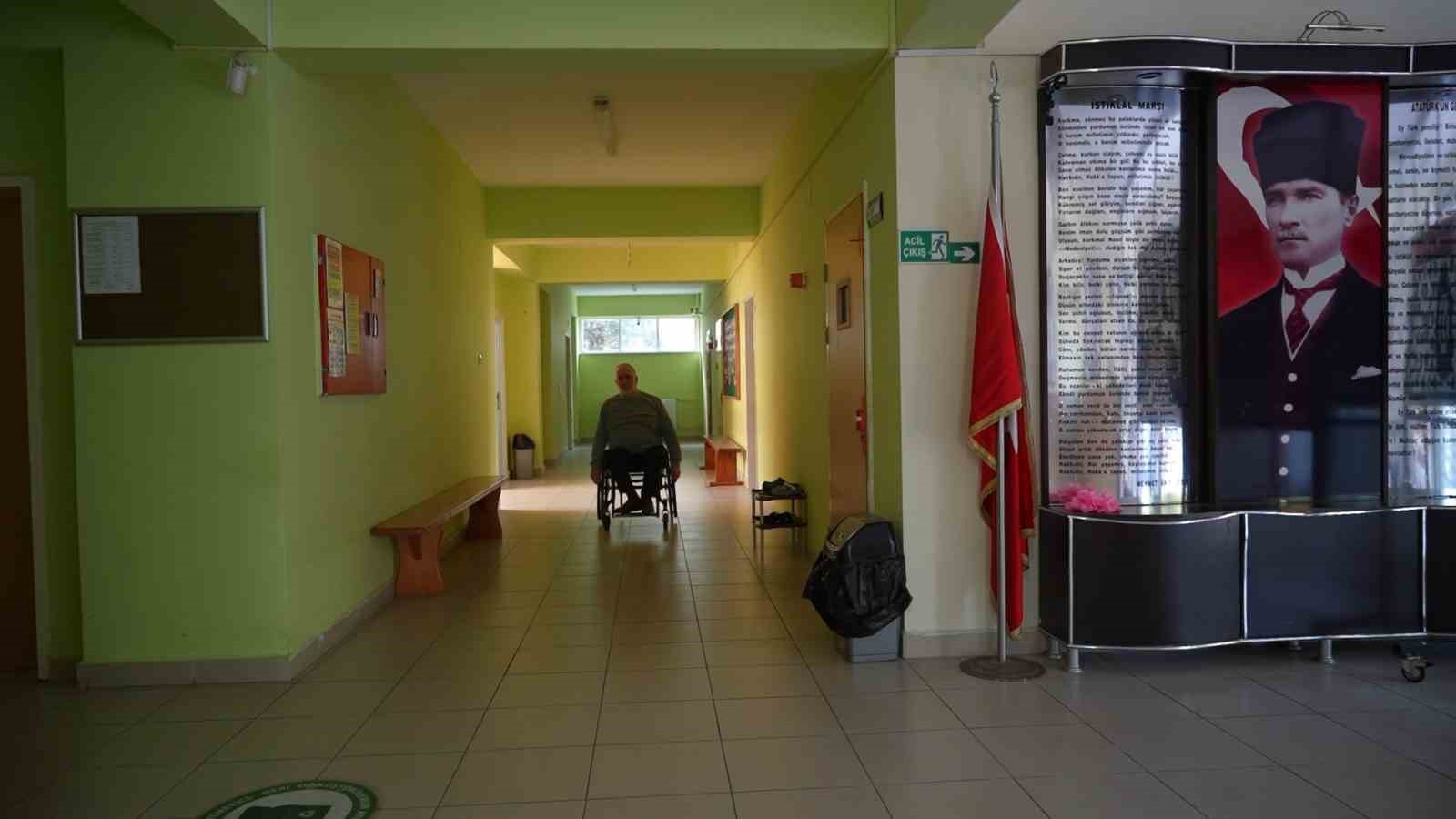 tekerlekli sandalyeli ogretmen ozel ogrencilere rehber oluyor 4 FKysZsFk
