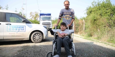 tekerlekli-sandalyesiyle-rahat-gezebilmesi-icin-sokak-asfaltlandi-QLwyekdB.jpg