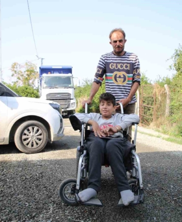 tekerlekli-sandalyesiyle-rahat-gezebilmesi-icin-sokak-asfaltlandi-QLwyekdB.jpg