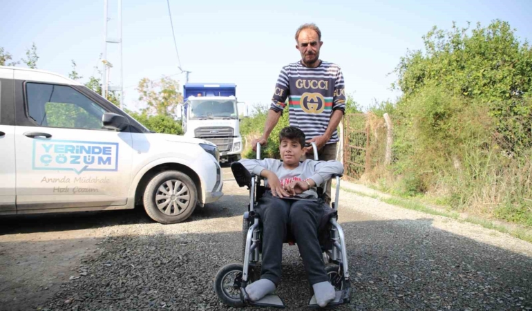 tekerlekli-sandalyesiyle-rahat-gezebilmesi-icin-sokak-asfaltlandi-QLwyekdB.jpg