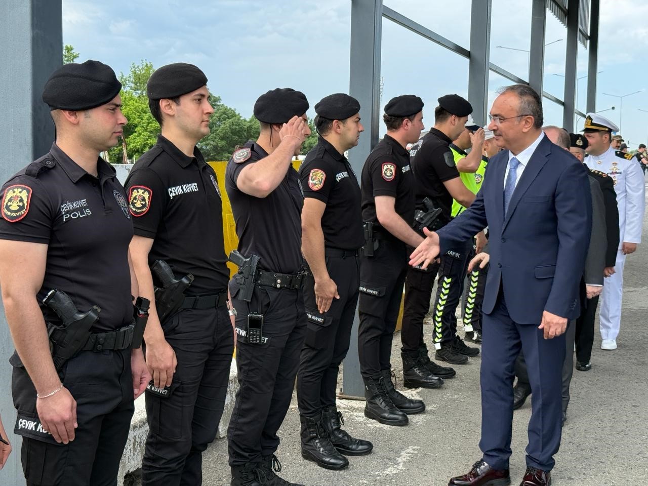 tekirdag valisi soyturk gorev basindaki guvenlik gucleriyle bayramlasti 0 beFKJH62