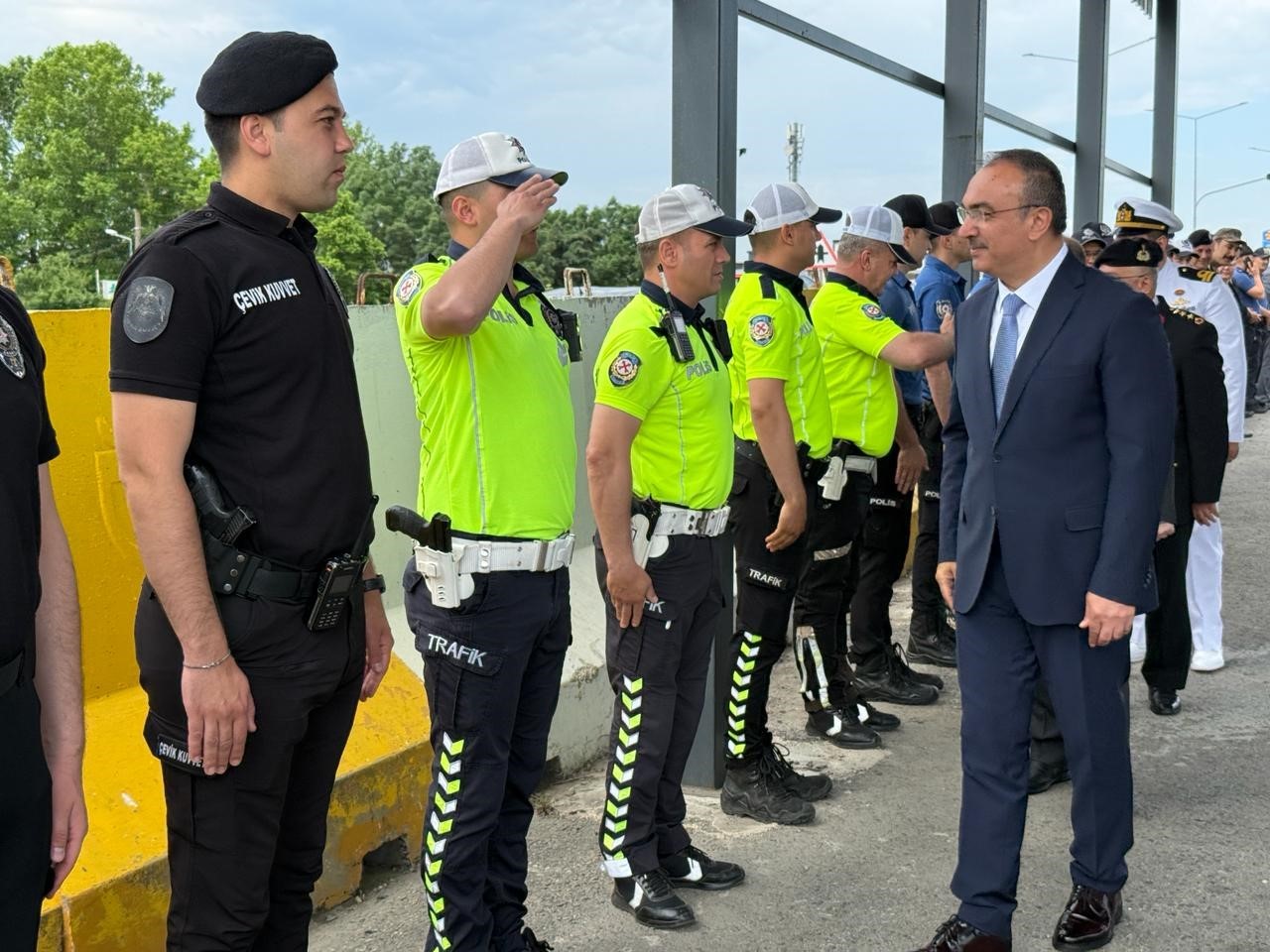 tekirdag valisi soyturk gorev basindaki guvenlik gucleriyle bayramlasti 1 PdnGqc32