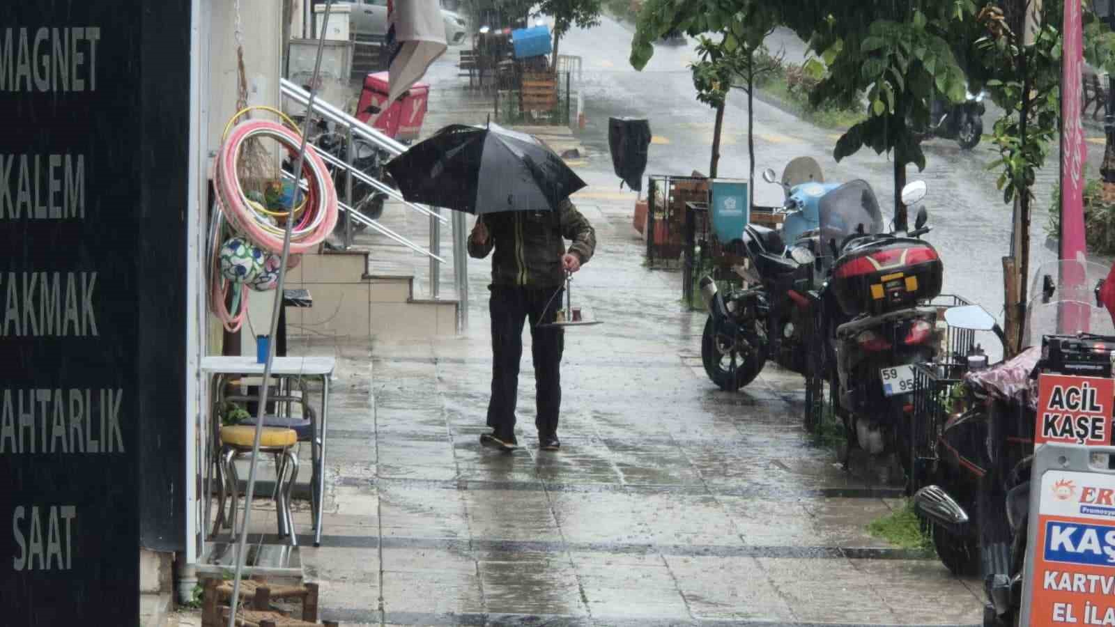 tekirdagda 10 dakikalik saganak yollari dereye cevirdi 2 bwqcHqW5