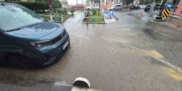 tekirdagda-10-dakikalik-saganak-yollari-dereye-cevirdi-EAvSupd6.jpg
