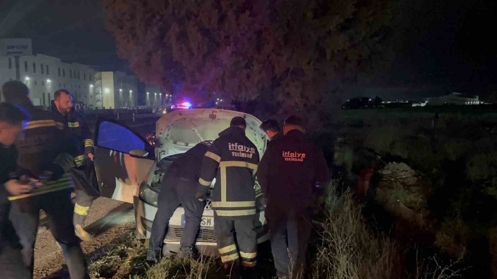 tekirdagda agaca carpan otomobilin surucusu yaralandi 1 HAkXFzGV