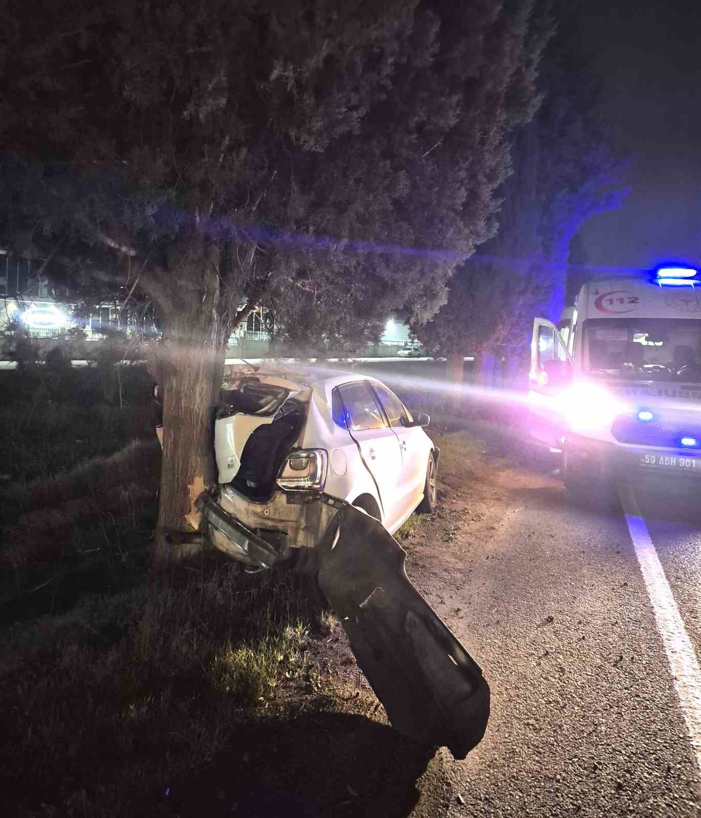 tekirdagda agaca carpan otomobilin surucusu yaralandi 2 1rqKwlLk