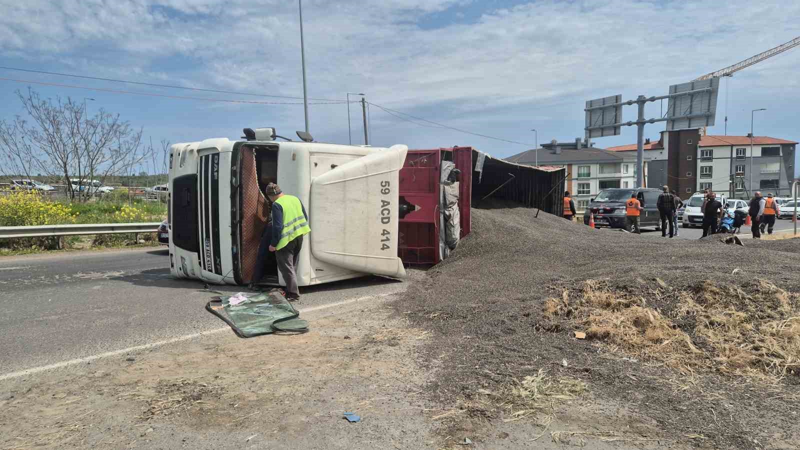 tekirdagda aycicegi cekirdegi yuklu tir devrildi trafik kilitlendi 2 WFscU667