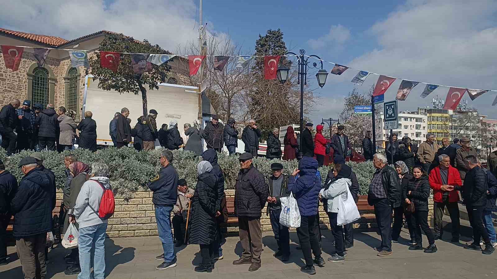 tekirdagda bayram alisverisi kuyrugu ucuz ete metrelerce sira olustu 5 RbeIeKTf