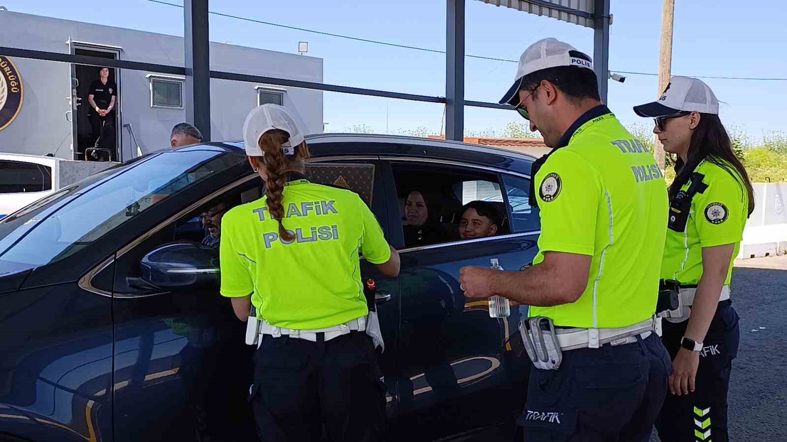 tekirdagda bayram trafigine siki denetim trafik ekiplerinden cikolata ve kolonya ikrami 0 TGz9ZmgC