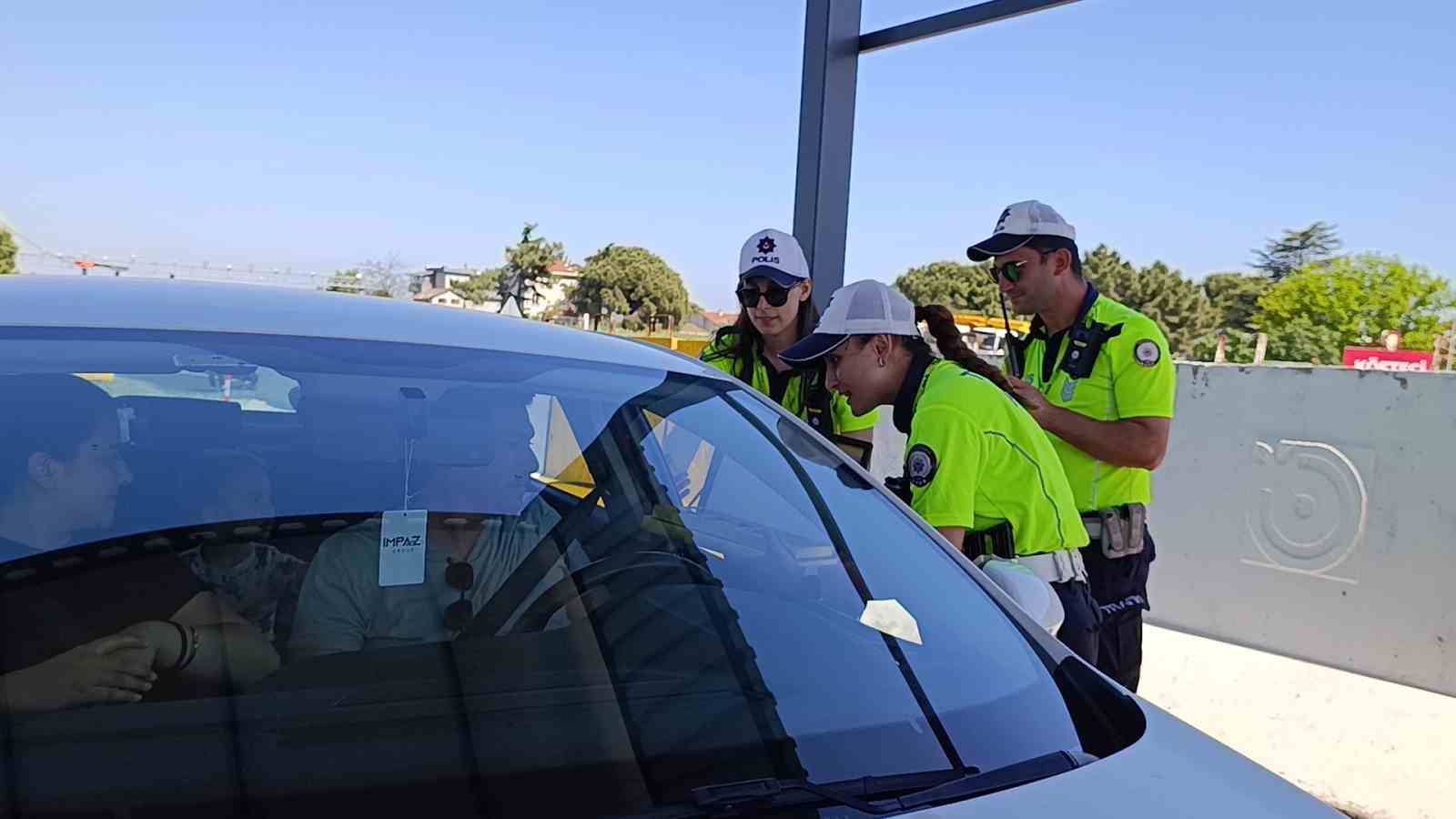 tekirdagda bayram trafigine siki denetim trafik ekiplerinden cikolata ve kolonya ikrami 1 55EUgNiA
